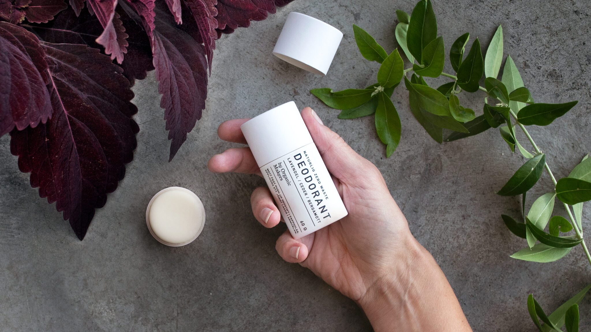 Naturlig deodorant utan aluminiumsalter i nedbrytbar papphylsa